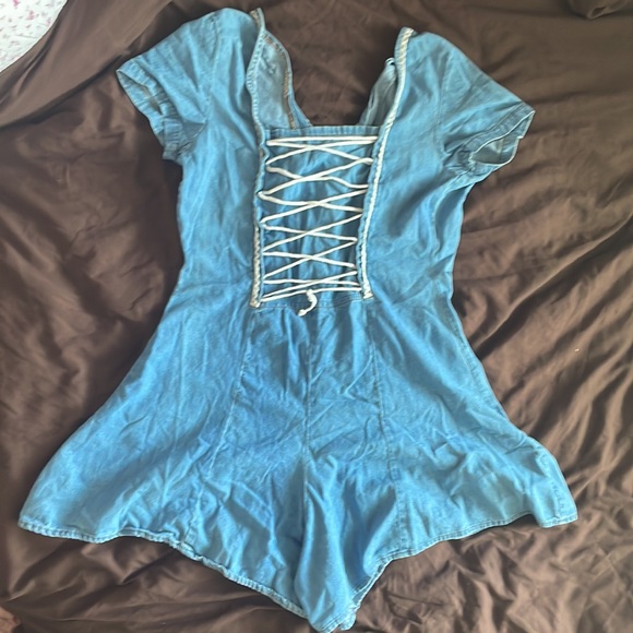Jean romper with brass buttons and lace trimming. - Picture 2 of 4
